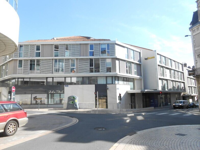 Retail in Poitiers for lease - Building Photo - Image 2 of 5