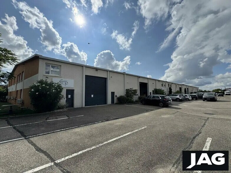 Flex in Décines-Charpieu for lease - Building Photo - Image 1 of 8