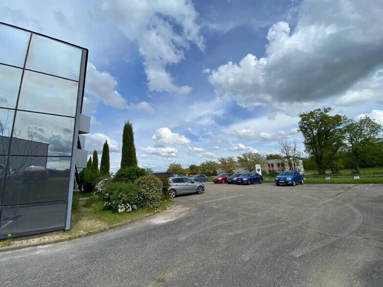 Office in Taluyers for lease - Building Photo - Image 1 of 6