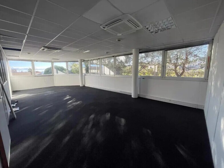 Office in Villeneuve-Loubet for lease - Building Photo - Image 3 of 15