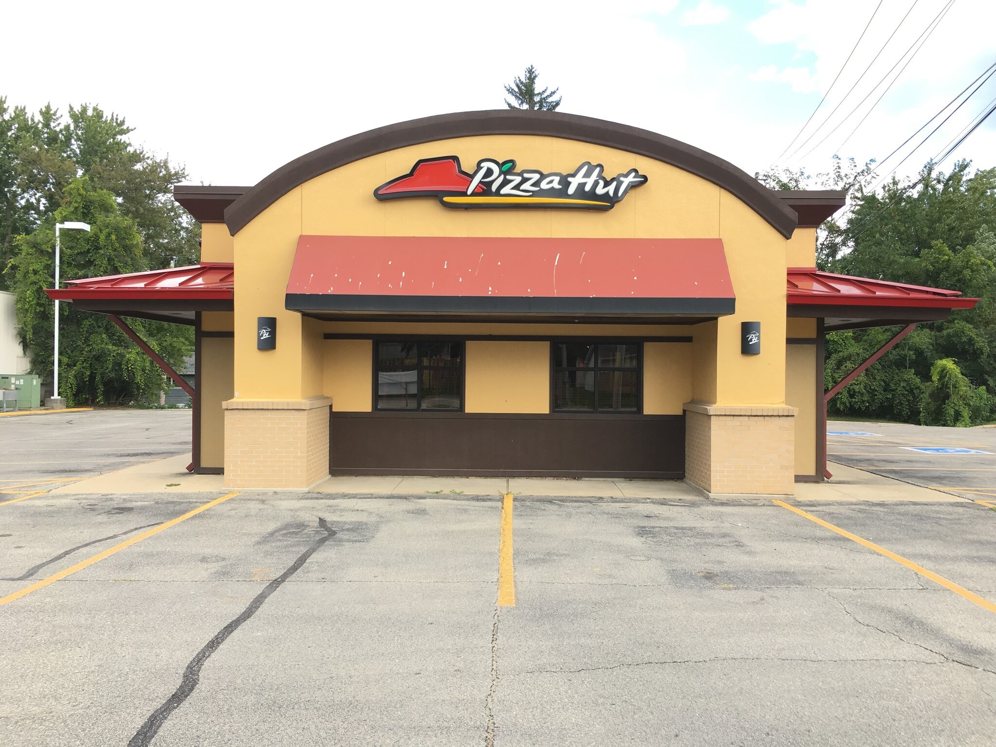 809 E Charles St, Oelwein, IA 50662 Pizza Hut