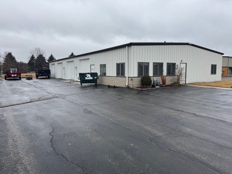 2230 Stonebridge Rd, West Bend, WI for sale - Primary Photo - Image 1 of 1