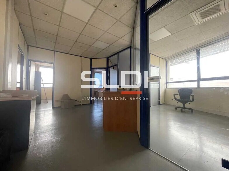Office in Vaulx-en-Velin for lease - Interior Photo - Image 1 of 17