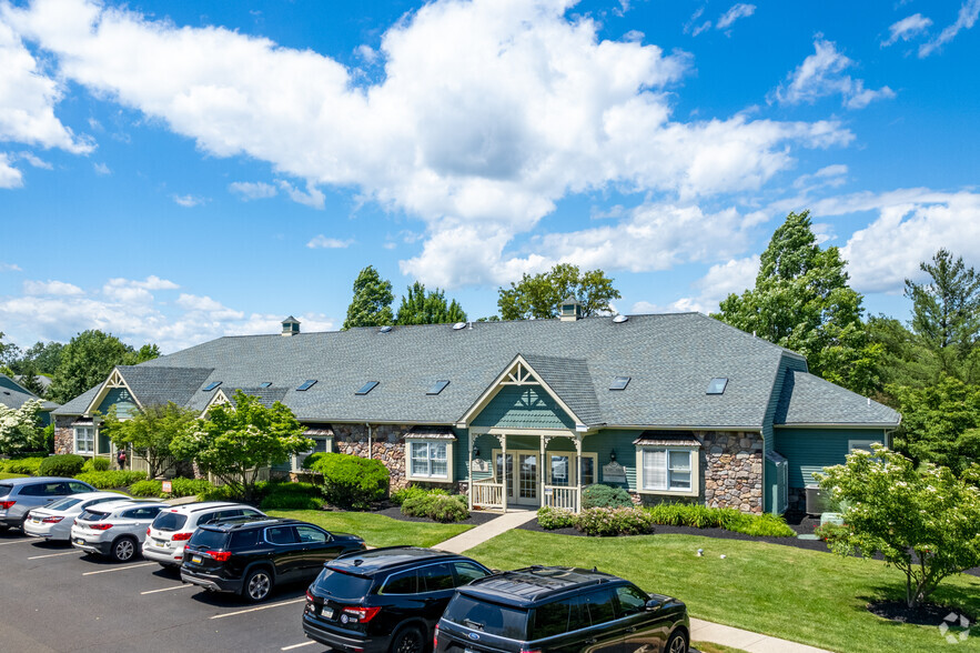 301 Oxford Valley Rd, Yardley, PA for lease - Primary Photo - Image 1 of 6