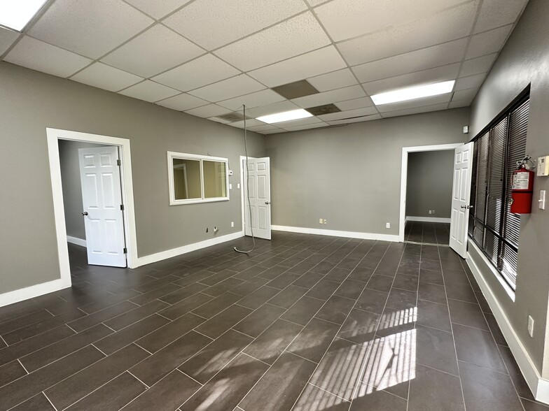 9914-9918 McCullough Ave, San Antonio, TX for lease - Interior Photo - Image 3 of 18