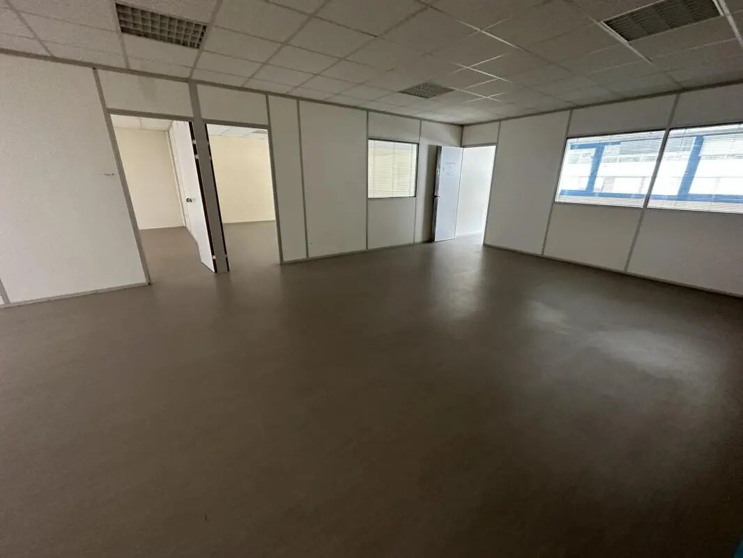 Office in Carros for lease Building Photo- Image 1 of 10