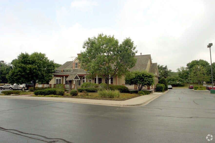 201-235 Waukegan Rd, Lake Bluff, IL for lease - Building Photo - Image 3 of 9