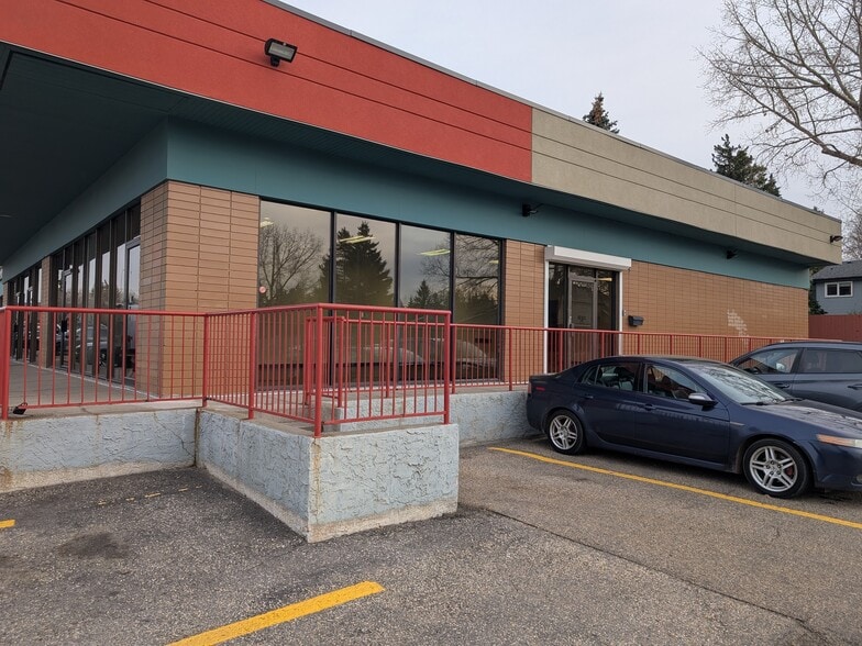 21-33 Sioux Rd, Sherwood Park, AB for lease - Building Photo - Image 3 of 9