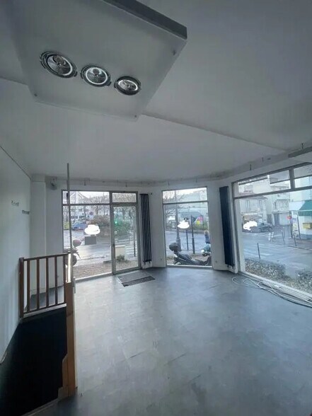 Retail in Rueil-Malmaison for lease - Building Photo - Image 2 of 34