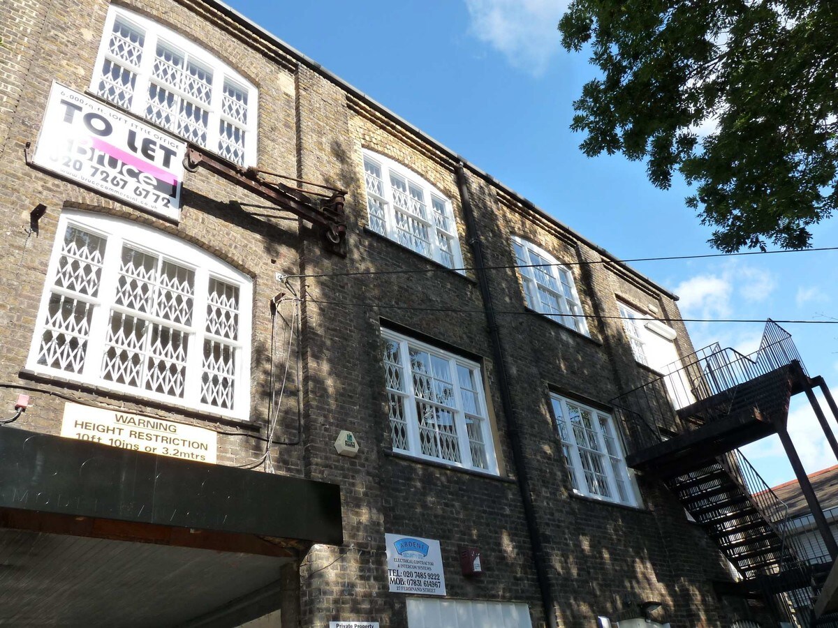 1727 Ferdinand St, London, LND NW1 8EU