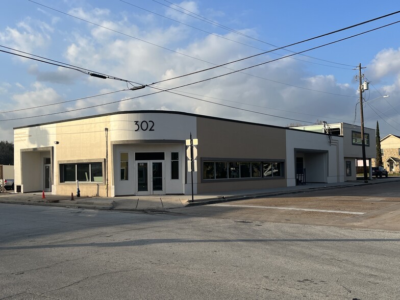 302 W Defee Ave, Baytown, TX for lease - Building Photo - Image 1 of 26