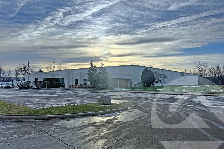 220 N Alloy Dr, Fenton, MI for lease - Building Photo - Image 1 of 1