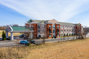 Holiday Inn Express & Suites Muskogee - Motel