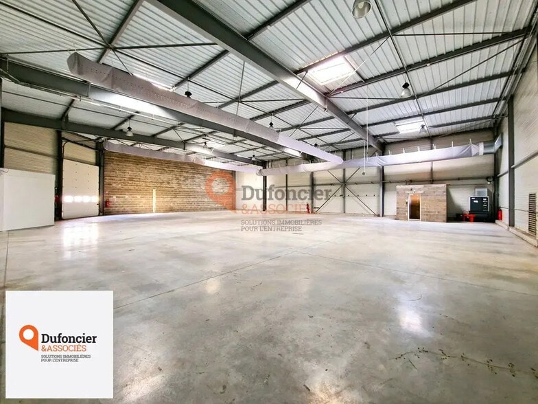 Flex in Chasseneuil-du-Poitou for sale - Building Photo - Image 3 of 4