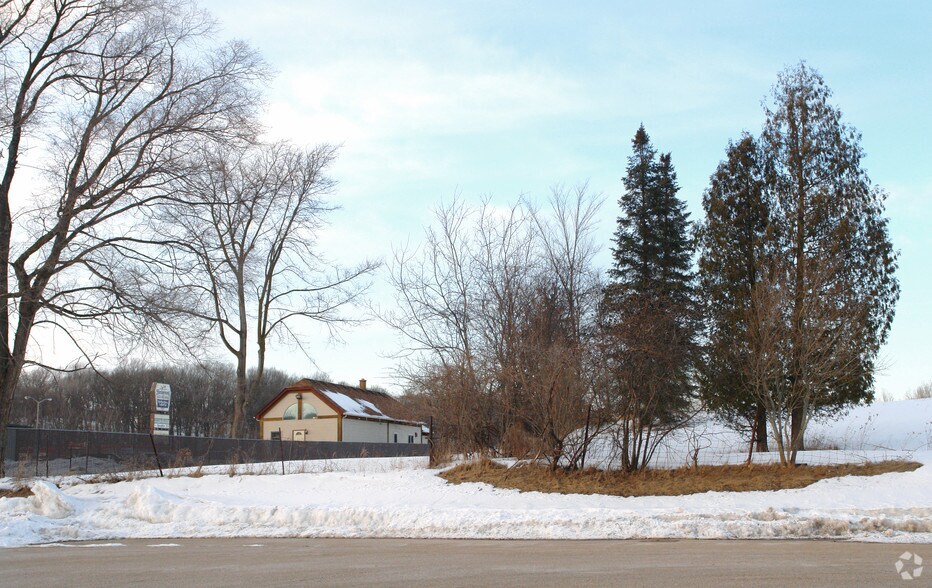 2115-2121 W Washington, West Bend, WI for sale - Primary Photo - Image 1 of 1