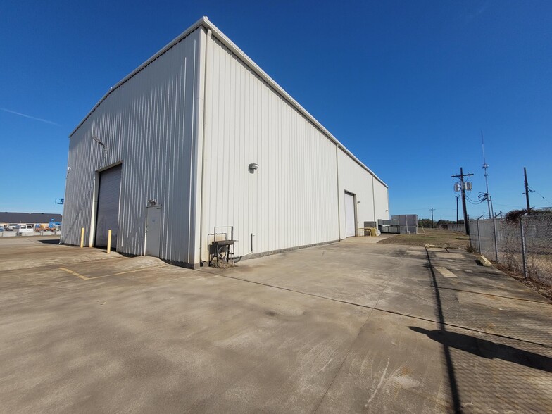 5245 Phillips St, Texas City, TX for lease - Building Photo - Image 2 of 23