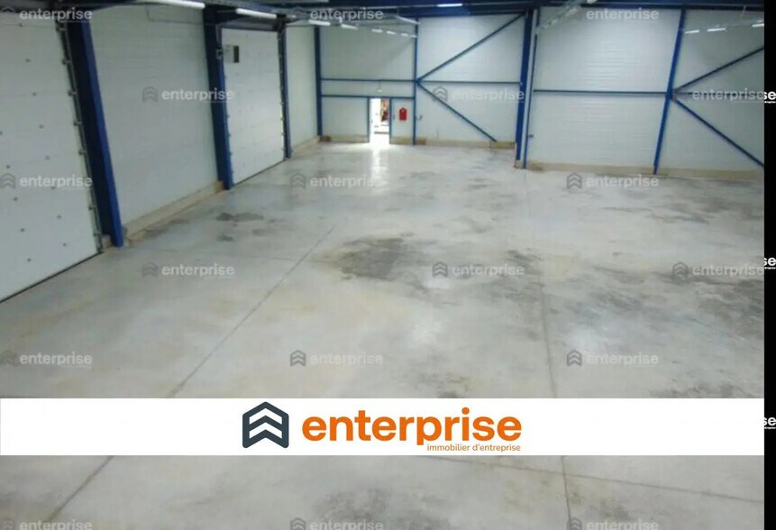 Flex in Neuilly-en-Thelle for lease - Interior Photo - Image 1 of 6