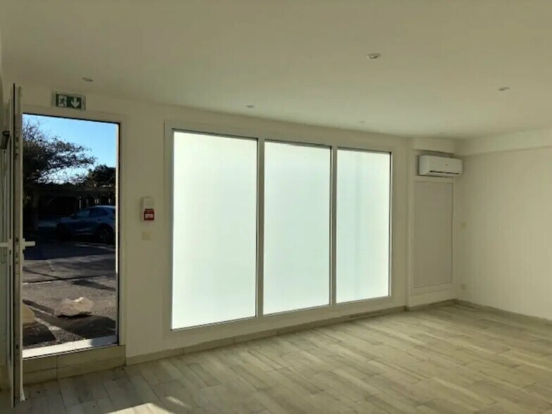 Retail in Fos-sur-Mer for lease - Interior Photo - Image 2 of 5