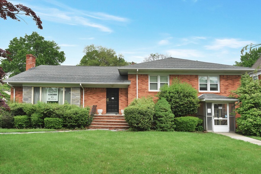 391 Summit Ave, Hackensack, NJ 07601