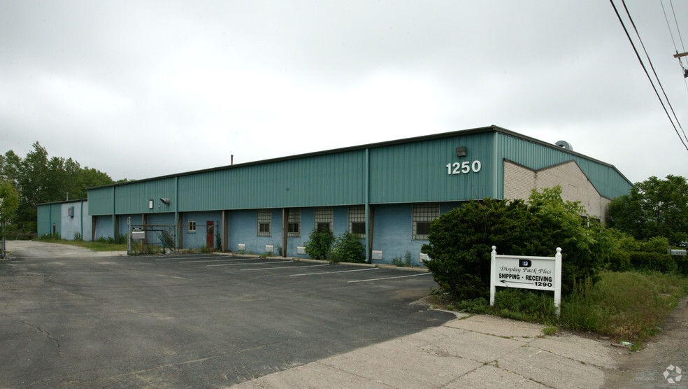 1250 Lincoln Ave, Waukesha, WI for lease - Building Photo - Image 2 of 7