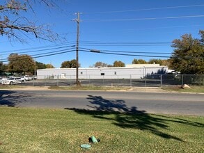 10514 Shady Trl, Dallas, TX for lease Interior Photo- Image 2 of 5