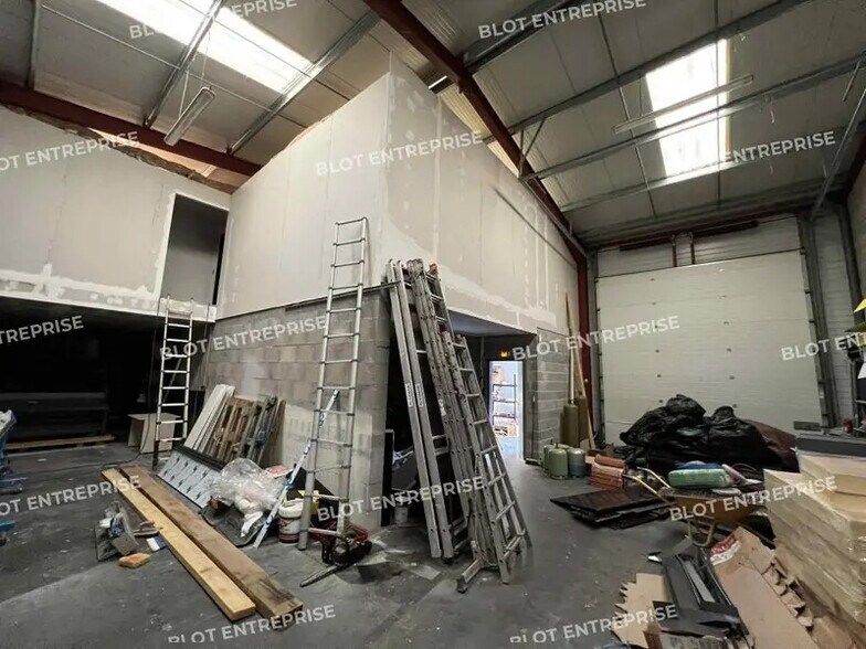 Office in Le Rheu for lease - Interior Photo - Image 1 of 8