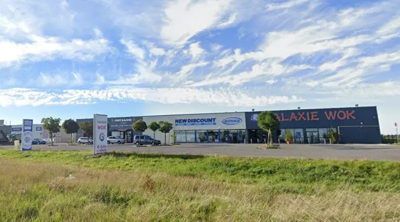 Retail in Cosnes-et-Romain for lease - Building Photo - Image 2 of 3