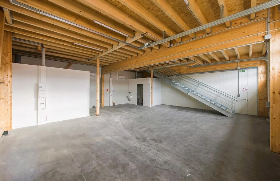 Flex in Niort for lease - Interior Photo - Image 2 of 11