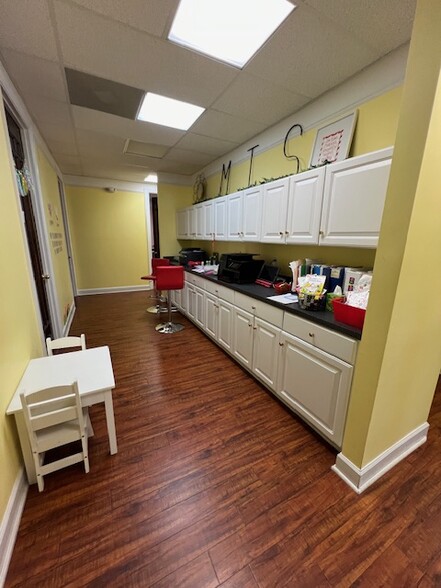 420 The Parkway, Greer, SC for lease - Building Photo - Image 3 of 9