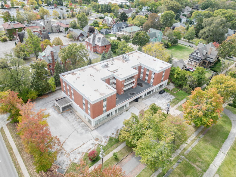 2051 Collingwood Blvd, Toledo, OH for sale - Building Photo - Image 1 of 24