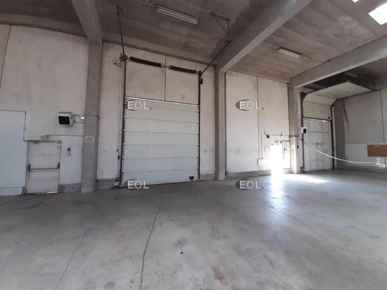 Flex in Vert for lease - Interior Photo - Image 3 of 3