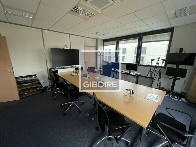 Office in Angers for lease - Building Photo - Image 3 of 5
