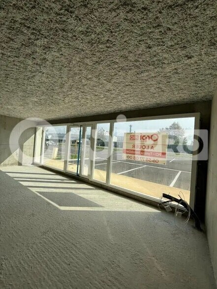 Retail in Saint-Vincent-de-Tyrosse for lease - Interior Photo - Image 2 of 4