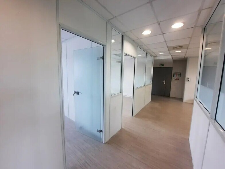 Office in Rouen for lease - Interior Photo - Image 2 of 7