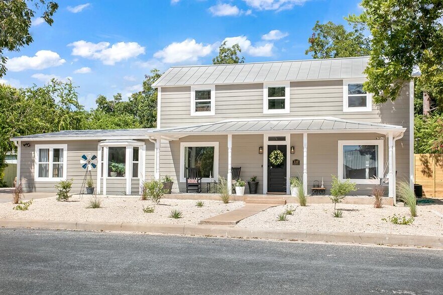 110 W Hackberry St, Fredericksburg, TX for sale - Building Photo - Image 1 of 1