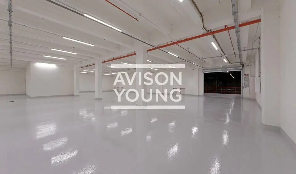 Flex in Paris for lease - Interior Photo - Image 2 of 4