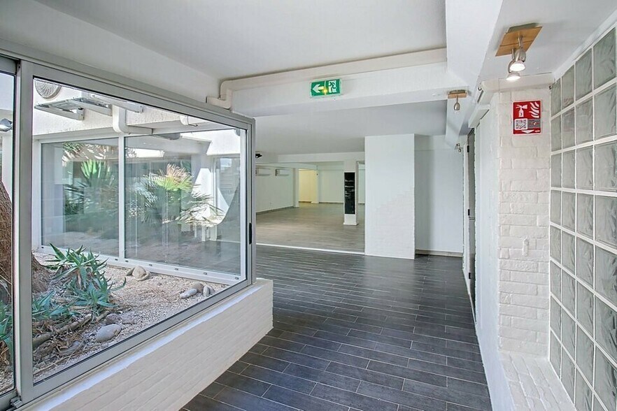 Office in Saint-Raphaël for sale - Interior Photo - Image 2 of 12