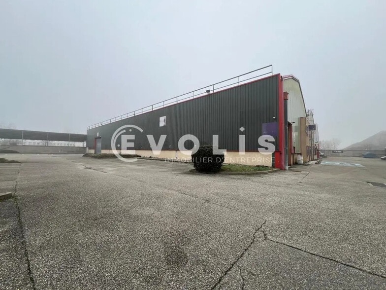 Office in Vénissieux for lease - Building Photo - Image 2 of 9