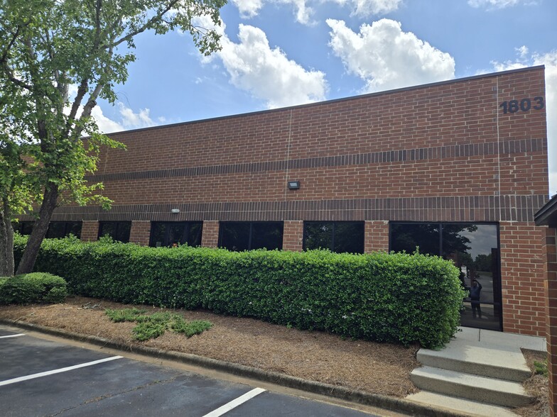 1803 Associates Ln, Charlotte, NC for lease - Building Photo - Image 1 of 1