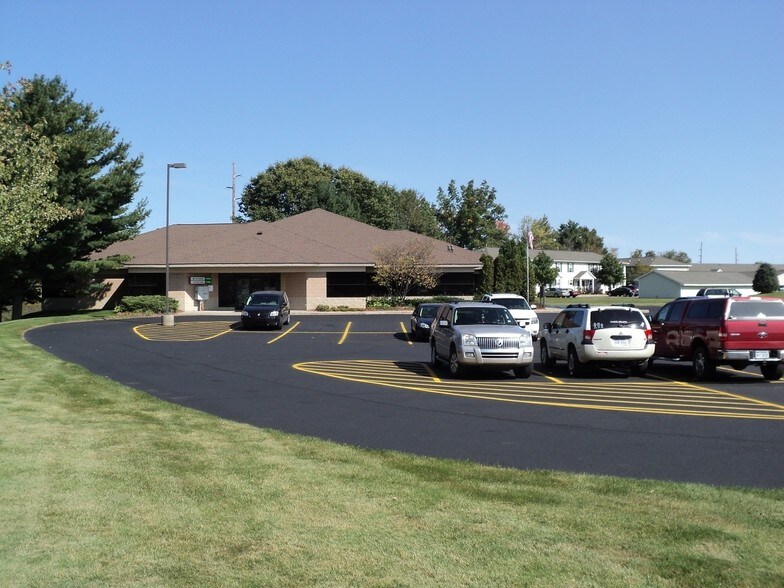 211 W Pine Lake Dr, Newaygo, MI for sale - Primary Photo - Image 1 of 1