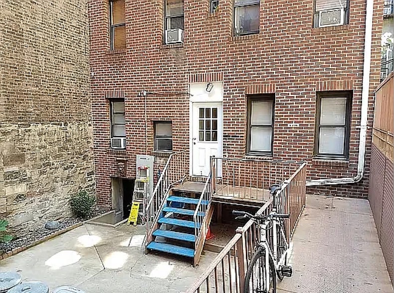 320 E 11th St, New York, NY for sale - Building Photo - Image 2 of 3