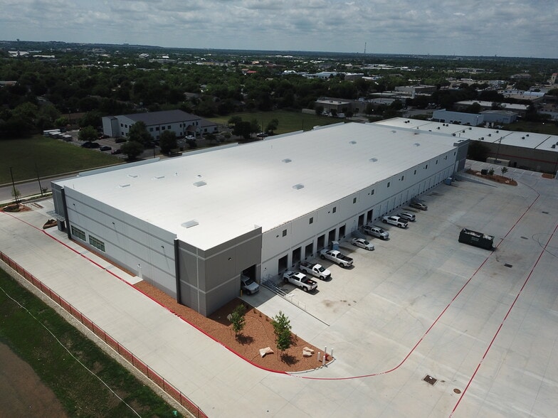 350 Texas Ave, Round Rock, TX for lease - Building Photo - Image 2 of 5