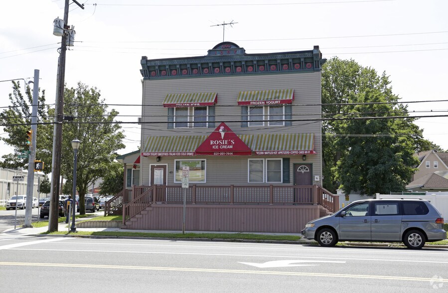 49 E Hoffman Ave, Lindenhurst, NY for sale - Primary Photo - Image 1 of 1