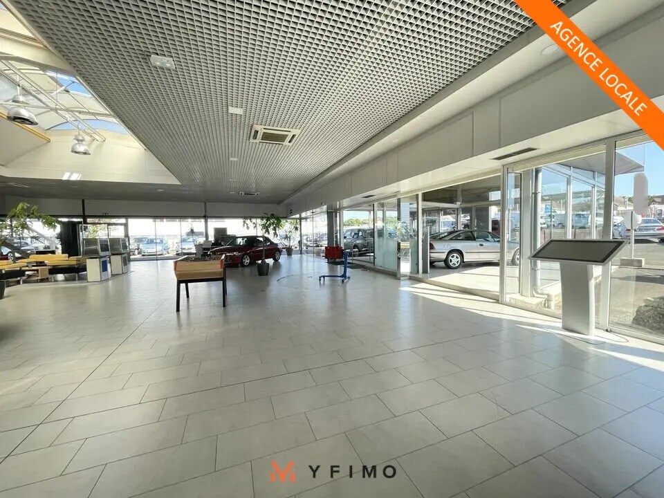 Retail in Rosny-sur-Seine for lease Lobby- Image 1 of 6