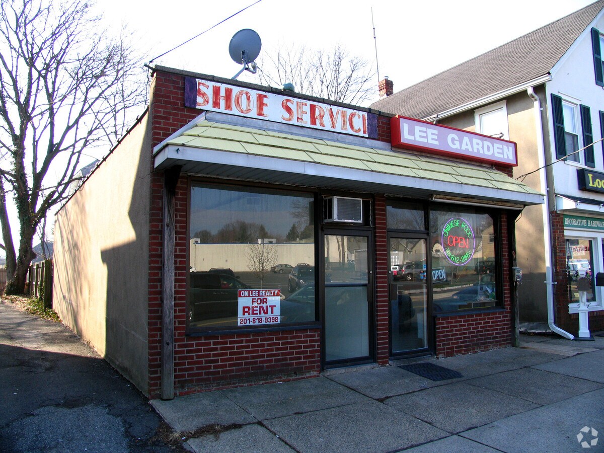 8 W Prospect St, Waldwick, NJ 07463