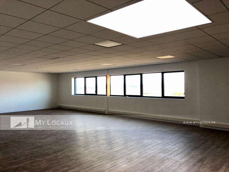 Industrial in Louvres for lease - Interior Photo - Image 2 of 5
