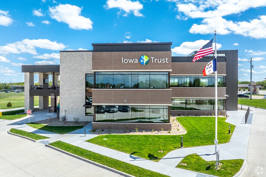 15591 Hickman Rd, Clive, IA for sale - Building Photo - Image 1 of 1