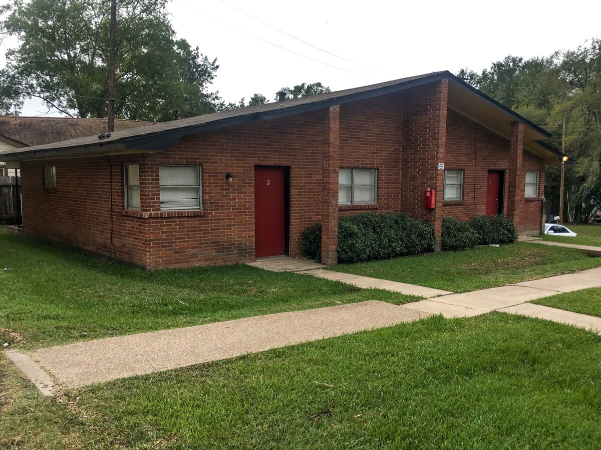 911 University Ave, Huntsville, TX 77320 Blue Sky Apartments 42 Units