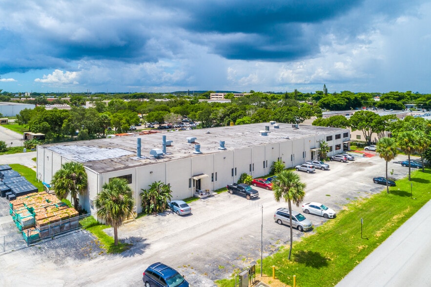1498 NW 3rd St, Deerfield Beach, FL for lease - Building Photo - Image 2 of 9