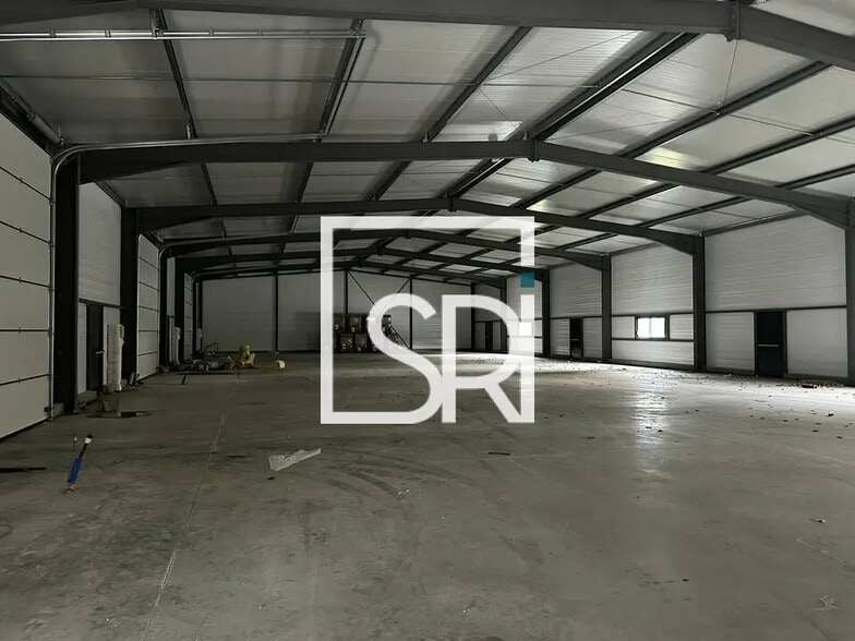 Industrial in Cusset for lease - Building Photo - Image 3 of 10